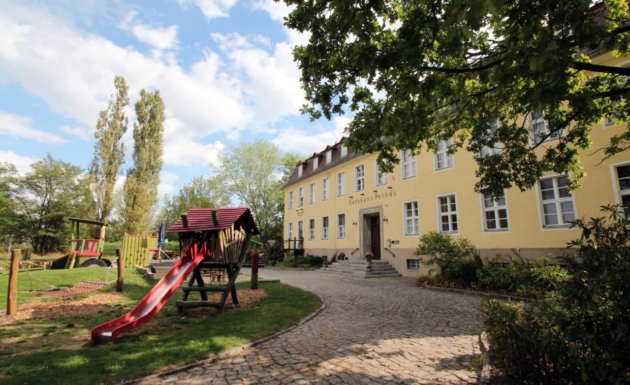 Familien- Und Freizeithotel Gutshaus Petkus エクステリア 写真